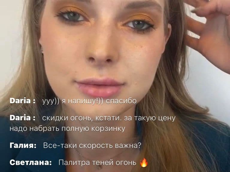 Интерфейс live-шопинга с видео, чатом и карточкой товара на русском языке