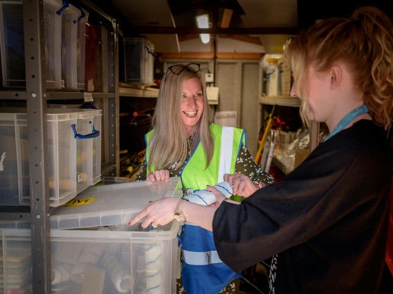 Сотрудники склада работают с товаром для маркетплейса