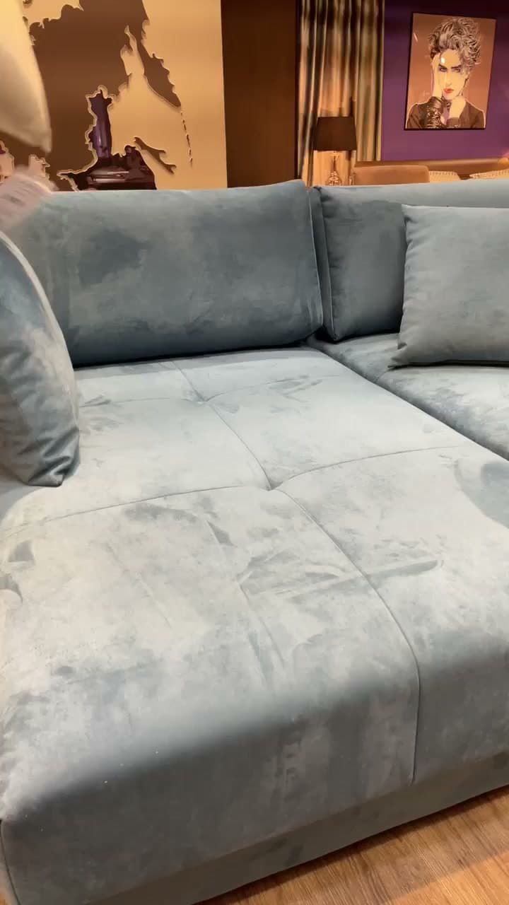 Live-эфир Lazurit: крупный план дивана как hero SKU